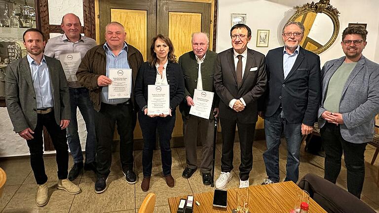 Kreisvorsitzender Wolfgang Reinhart ehrte im Beisein von Stadtverbandsvorsitzenden Reinhold Gundel (Zweiter von rechts) und seinem Stellvertreter Tobias Kreiselmeier (links) bei der Versammlung der CDU Creglingen langjährige Mitglieder, darunter Friedrich Scheuerle Vierter von rechts) für die 50-jährige Mitgliedschaft