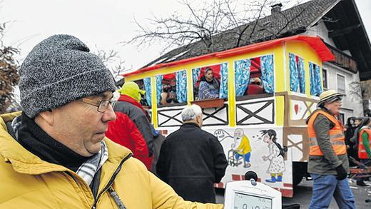 Beim Marktheidenfelder Faschingszug der „Lorbser“ sind Lautsprecheranlagen, die durch Stromaggregate betrieben werden, wieder erlaubt. Damit hebt die Stadt ihre Auflage auf, die in den vergangenen beiden Jahren gegolten hat. Keine Abstriche macht Ordnungsamtsleiter Harald Michalke (im Bild) allerdings bei der Lautstärke. Wie bisher gilt eine Obergrenze von 85 Dezibel, was Michalke beim Zug strengstens überwacht. Beim Marktheidenfelder Faschingszug der „Lorbser“ sind Lautsprecheranlagen, die durch Stromaggregate betrieben werden, wieder erlaubt. Damit hebt die Stadt ihre Auflage auf, die in den vergangenen beiden Jahren gegolten hat. Keine Abstriche macht Ordnungsamtsleiter Harald Michalke (im Bild) allerdings bei der Lautstärke. Wie bisher gilt eine Obergrenze von 85 Dezibel, was Michalke beim Zug strengstens überwacht.