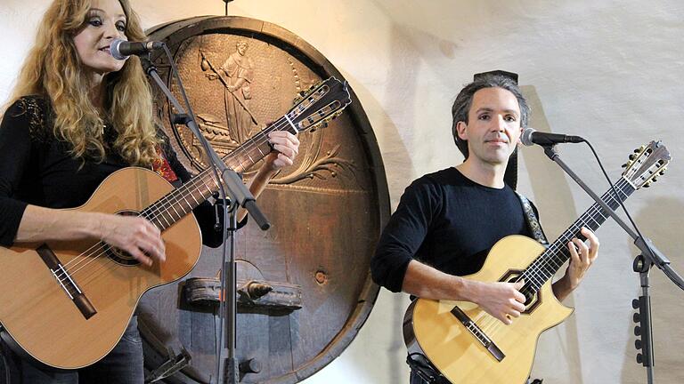 Das Duo Suzan Baker und Dennis Lüddicke begeisterte im historischen Weinkeller des Franck-Hauses.