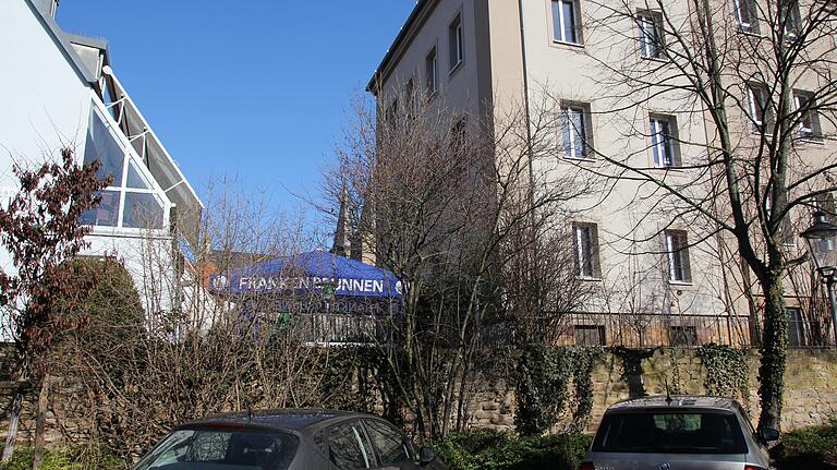 Zwischen der Grabenschule (rechts) und der Callisto-Bar soll die Zufahrt in die Tiefgarage für das Hotel 'Wilder Mann' entstehen.