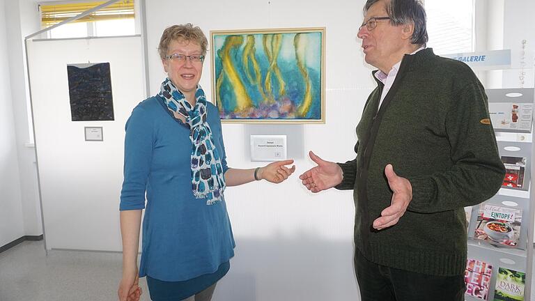 Claudia Fink zeigt bis Ende April in der Hauer`schen Galerie Bilder zum Thema 'Alles fließt . . .'. Manfred Hauer freut sich, dass die Bischofsheimer Künstlerin zu dieser Sonderausstellung gewonnen wurde. Claudia Fink zeigt bis Ende April in der Hauer`schen Galerie Bilder zum Thema 'Alles fließt . . .'. Manfred Hauer freut sich, dass die Bischofsheimer Künstlerin zu dieser Sonderausstellung gewonnen wurde.