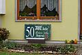 Am Haus von Erika und Toni Pöhnlein in der Franz-Schubert-Straße weist ein Schild auf „50 Jahre Siedler der schönsten Siedlung Bayerns“ hin.