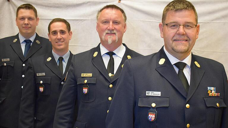 Das Führungsquartett der Landkreis-Feuerwehr: (von links) die Kreisbrandinspektoren Patrick Stein, Sebastian Muth und Michael Krieger sowie der neue Kreisbrandrat Dirk Albrecht. Das Führungsquartett der Landkreis-Feuerwehr: (von links) die Kreisbrandinspektoren Patrick Stein, Sebastian Muth und Michael Krieger sowie der neue Kreisbrandrat Dirk Albrecht.