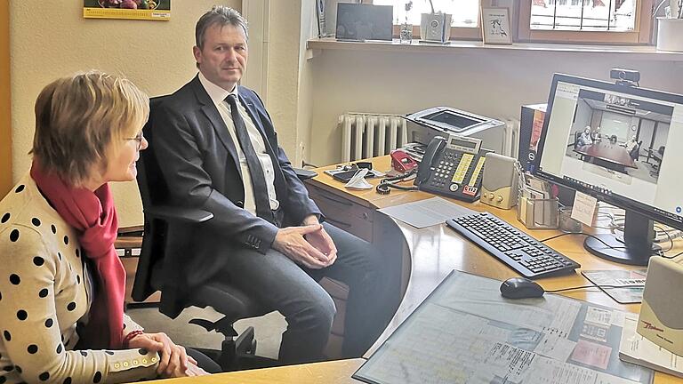 Bürgermeister Thomas Helbling und Renate Knaut von der Volkshochschule Rhön und Grabfeld bei der virtuellen Spendenübergabe im Bad Königshofener Amtszimmer.