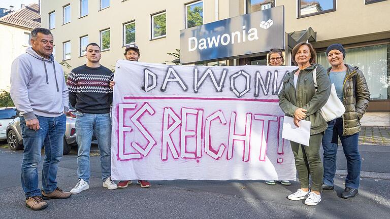 Bewohner eines Dawonia-Wohnblocks haben einen Brief mit Kritik und Forderungen an die Dawonia übergeben. Laut Mieterin Smilja Sicaja (zweite von rechts) haben 84 Bewohner den Brief unterschrieben.