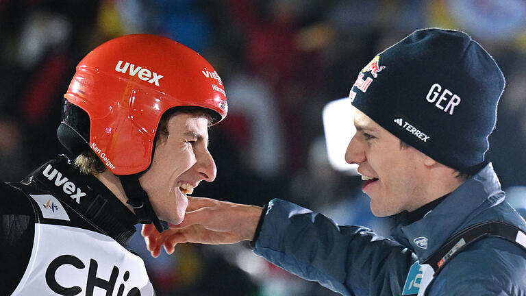 Skisprung Weltcup Klingenthal.jpeg       -  Andreas Wellinger (rechts) freute sich mit Karl Geiger über die deutschen Erfolge in Klingenthal.  Die deutschen Springer optimistisch zum nächsten Weltcup nach Engelberg.