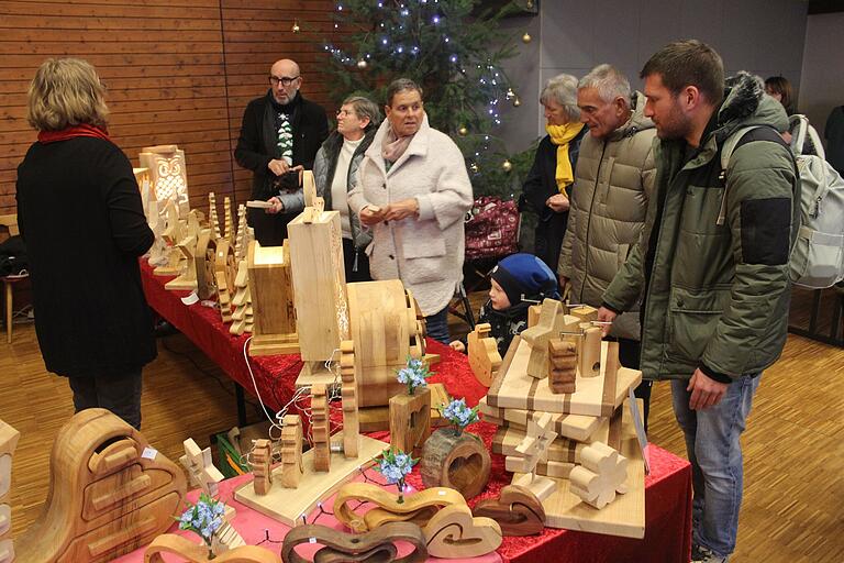 Kleine Kunstwerke aus Holz, wie hier, gehörte zum breiten Sortiment der Stände beim Weihnachtsmarkt in Abtswind. Kleine Kunstwerke aus Holz, wie hier, gehörte zum breiten Sortiment der Stände beim Weihnachtsmarkt in Abtswind.