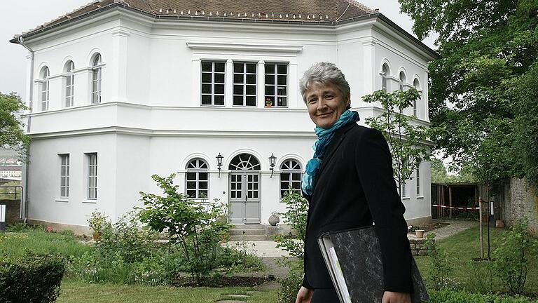 Generaloberin Katharina Ganz vor dem Schlösschen von Kloster Oberzell, dem Ort, wo Antonie Werr ihre Arbeit für Frauen am Rande der Gesellschaft begann. Generaloberin Katharina Ganz vor dem Schlösschen von Kloster Oberzell, dem Ort, wo Antonie Werr ihre Arbeit für Frauen am Rande der Gesellschaft begann.