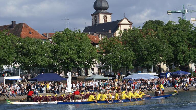 Am Samstag, 15. Juli, finden in Marktheidenfeld anlässlich des städtischen Sommerfestes wieder Drachenbootrennen auf dem Main statt. (Archivbild)