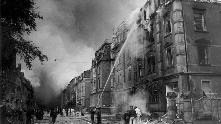 –Auch die Luitpoldstraße wurde schwer getroffen - das Bild soll die Löscharbeiten im Oktober 1943 zeigen.