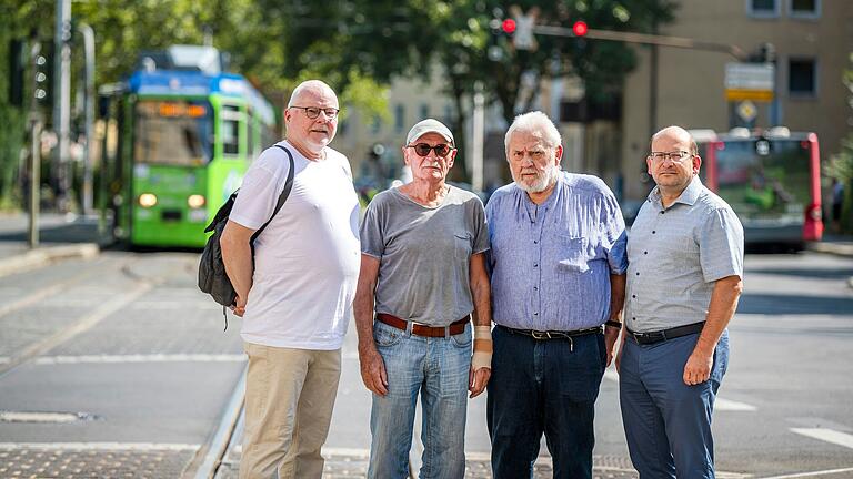 Thomas Naumann, Gert Hilbert, Werner Jäger und Udo Feldinger wollen sich mit dem bestehenden Schienenersatzverkehr in Würzburg nicht zufriedengeben. Sie haben Beschwerde eingereicht.