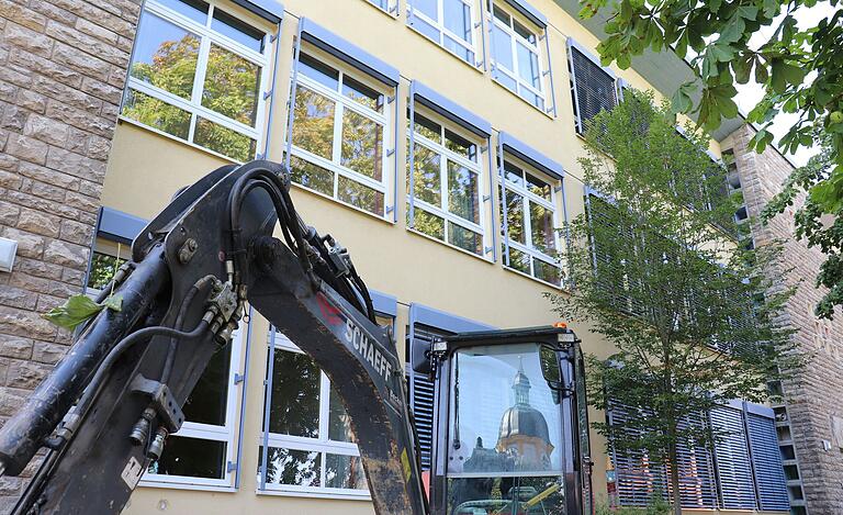 Die St.-Hedwig-Schule in Kitzingen ist Unterfrankens größte Grundschule. Seit Längerem sucht die Stadt nach Auswegen aus der Raumnot. Die St.-Hedwig-Schule in Kitzingen ist Unterfrankens größte Grundschule. Seit Längerem sucht die Stadt nach Auswegen aus der Raumnot.