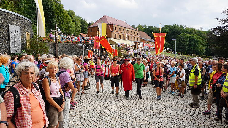 Einzug der Wallfahrer in die Klosterkirche, angeführt von Pilgerführer Klaus Rind (mitte) und den „Auszubildenden“ Claudia Lurz (links) und Thomas Schenkel (rechts). Foto: Marion Eckert