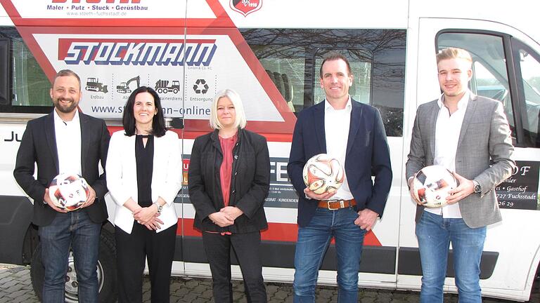 Der neu gewählte Vorstand des FC Fuchsstadt vor dem vereinseigenen Bus:(von links) Thomas Knüttel, Kristina Luxem, Sabrina Hofstetter, Rene Gerner und Pascal Weissenberger. Foto: Ludwig Deschner       -  Der neu gewählte Vorstand des FC Fuchsstadt vor dem vereinseigenen Bus:(von links) Thomas Knüttel, Kristina Luxem, Sabrina Hofstetter, Rene Gerner und Pascal Weissenberger. Foto: Ludwig Deschner