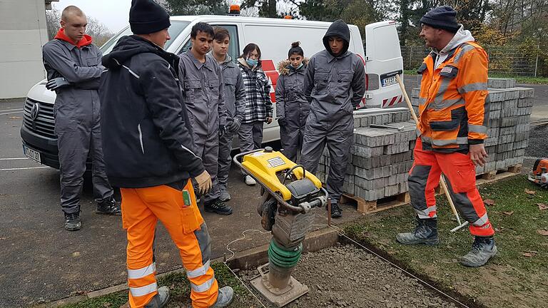 Interessiert verfolgten die Schülerinnen und Schüler die Erklärungen der STRABAG-Mitarbeiter zum Einsatz des Stampfers.