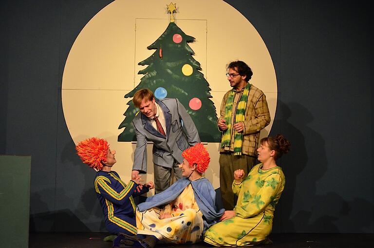 Ende gut, alles gut. Lillis Vater bringt das Mini-Sams zurück und am Weihnachtsbaum hängt nur noch eine Wurst. Szene mit (von links) Tonia Fechter, Yannick Rey, Silvia Steger, Alexander Baab und Vera Rumpel. Ende gut, alles gut. Lillis Vater bringt das Mini-Sams zurück und am Weihnachtsbaum hängt nur noch eine Wurst. Szene mit (von links) Tonia Fechter, Yannick Rey, Silvia Steger, Alexander Baab und Vera Rumpel.