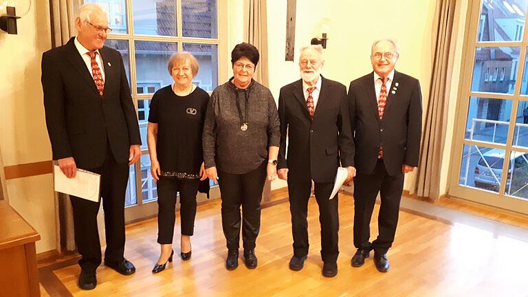 Ehrung der langjährigen Sänger (von links): Fritz Dechant, Chorleiterin Eva Duda, Gruppenvorsitzende Andrea Sückfüll, Manfred Hamberger, 1. Vorsitzender Werner Erb. Es fehlt Wolfgang Benkert.