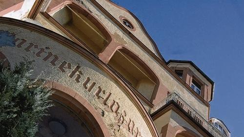 Das ehemalige Marinekurlazarett an der Kurhausstraße ist baulich in einem schlechten Zustand. Der Eigentümer, die Deutsche Rentenversicherung Land Baden-Württemberg, behauptet, das Haus könne nicht mehr mit vertretbarem Aufwand erhalten werden. Deshalb stellte er den Antrag, das denkmalgeschützte Gebäude abreißen zu dürfen.