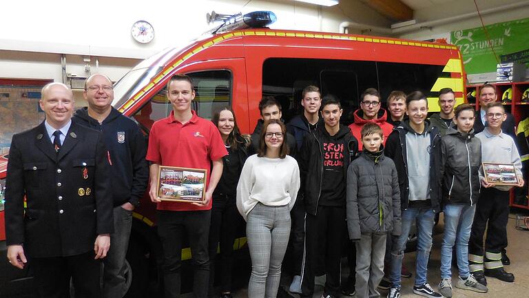 Nach der Versammlung der Jungendfeuerwehr Sand gab es ein gemeinsames Gruppenfoto in der Fahrzeughalle.