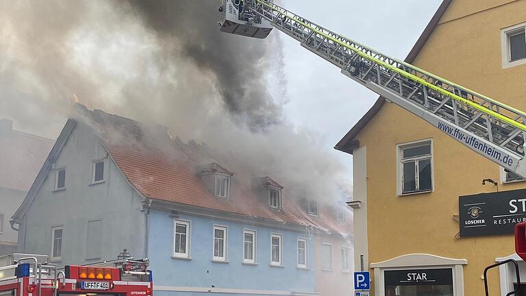 Durch das rasche Eingreifen der Feuerwehren konnte bei einem Hausbrand am Samstagmorgen in der Uffenheimer Altstadt Schlimmeres verhindert werden.