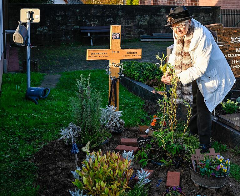 Petra Palte am Familiengrab auf dem Friedhof in Rettersheim.