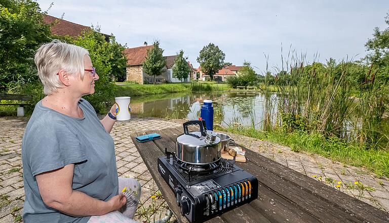 Charlotte Wahler an dem kleinen Weiher am Stellplatz. Charlotte Wahler an dem kleinen Weiher am Stellplatz. 