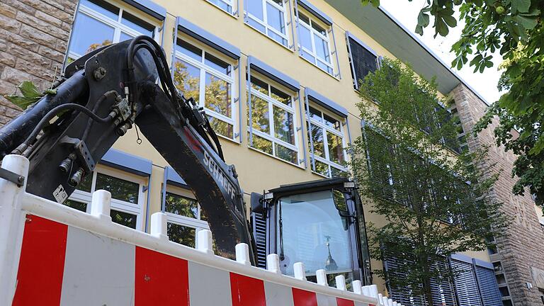 Die Schullandschaft in Kitzingen (im Bild die St.-Hedwig-Schule) wird so lange Baustelle bleiben, bis es die dritte Grundschule gibt. Die Schullandschaft in Kitzingen (im Bild die St.-Hedwig-Schule) wird so lange Baustelle bleiben, bis es die dritte Grundschule gibt.