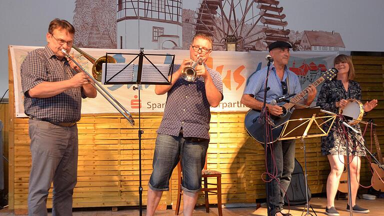 Kurzfristig stellte sich ein Quartett zusammen bei Saale-Musicum, das erstmals beim English FolkClub Station machte. Foto: Peter Rauch       -  Kurzfristig stellte sich ein Quartett zusammen bei Saale-Musicum, das erstmals beim English FolkClub Station machte. Foto: Peter Rauch