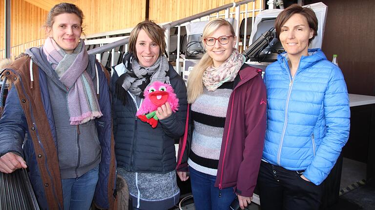 Sie sorgen dafür, dass bei 'Emil und die Detektive' alles rund läuft (von links): Anna Harandt (Regie, Ton), Frederike Faust (Musikalische Leitung), Angelina Lochner (Choreografie) und Nadja Ziegler (Bühnenbild). Mit dabei: Vogel 'Pinky', der auf dem Regiepult sitzt und den Kindern signalisiert, ob sie für die Zuschauer gut zu sehen sind. Sie sorgen dafür, dass bei 'Emil und die Detektive' alles rund läuft (von links): Anna Harandt (Regie, Ton), Frederike Faust (Musikalische Leitung), Angelina Lochner (Choreografie) und Nadja Ziegler (Bühnenbild). Mit dabei: Vogel 'Pinky', der auf dem Regiepult sitzt und den Kindern signalisiert, ob sie für die Zuschauer gut zu sehen sind.