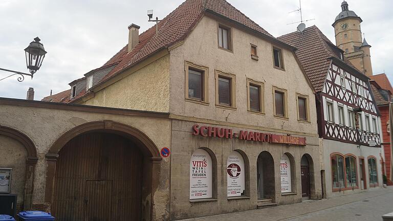 Der seit einigen Jahren leerstehende Schuhmarkt wird wieder das, was er vor mehr als 100 Jahren schon mal war: das Gasthaus zur Lilie. Dafür stellte der Volkacher Ferienausschuss alle Signale auf Grün.