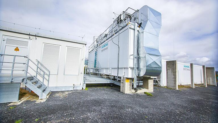Alles andere als eine Babyzelle: Der Batteriespeicher in der Haßfurter Biogasanlage wiegt weit über hundert Tonnen. Alles andere als eine Babyzelle: Der Batteriespeicher in der Haßfurter Biogasanlage wiegt weit über hundert Tonnen.