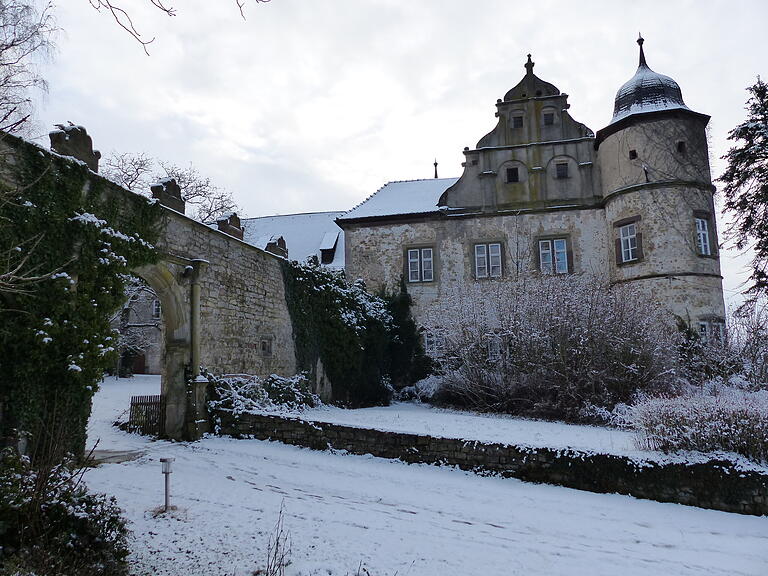 Wie im Dornröschenschlaf wirkt das Obereuerheimer Renaissanceschloss im winterlichen Schnee.