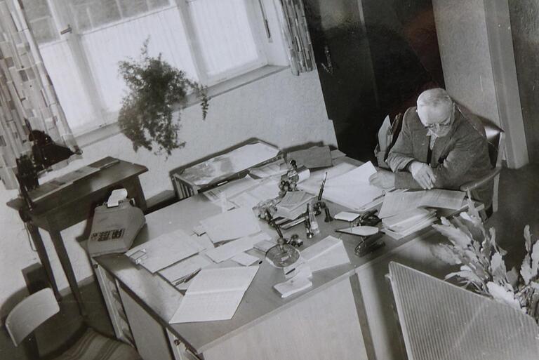 Das Foto zeigt Rechner Johann Graf Ende der 1950er Jahre an seinem Arbeitsplatz im neuen Bürogebäude der Darlehenskasse Herlheim. Das Foto zeigt Rechner Johann Graf Ende der 1950er Jahre an seinem Arbeitsplatz im neuen Bürogebäude der Darlehenskasse Herlheim.