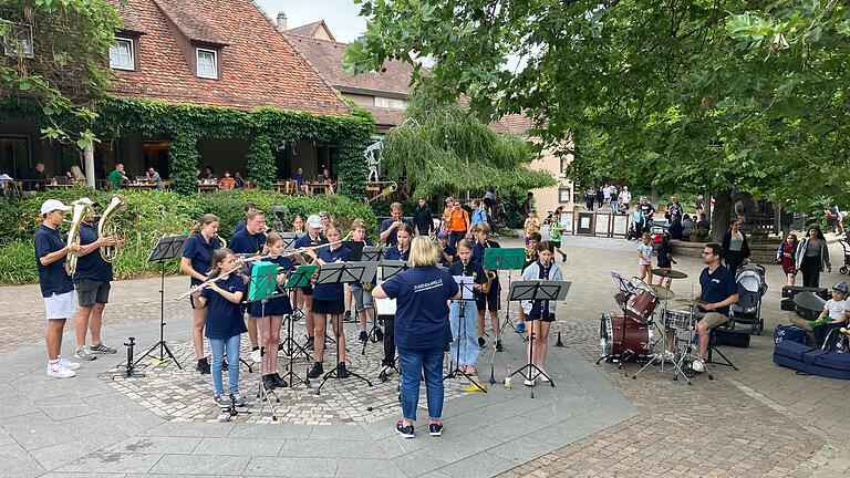 Die Jugendkapelle beim Platzkonzert im Freizeitpark.