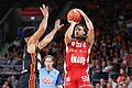 Tyrese Williams (rechts) zeigte gegen Holon in der Basketball Champions League seine beste Saisonleistung für die Würzburg Baskets.