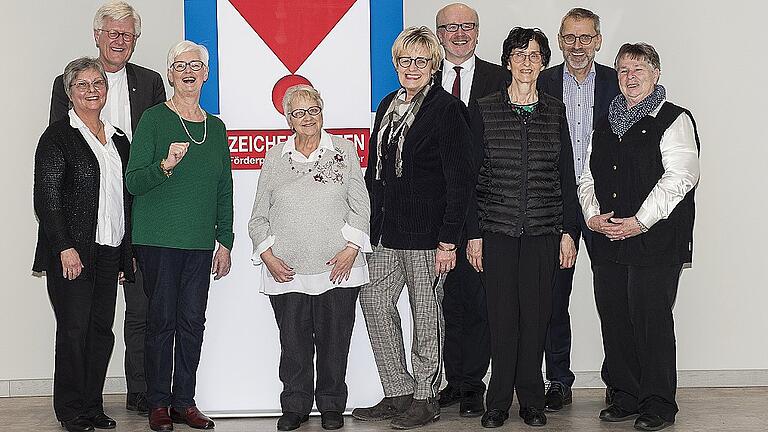 Sie wurden mit dem Großen Förderpreis der Aktion Zeichen setzen geehrt: die Aktiven der Ökumenischen Hospizgruppe für Gehörlose. Im Bild (von links) Doris Ehrenreich, Gerlinde Koch, Ulla Merz, Margrit Bielefeldt, Herbert Geisler, Hedda Benesch, Erna Kuberet. Außerdem im Bild: EKD-Ratsvorsitzender Heinrich Bedford-Strohm (zweiter von links) und Michael Reinhard, Chefredakteur der Main-Post (zweiter von rechts). Sie wurden mit dem Großen Förderpreis der Aktion Zeichen setzen geehrt: die Aktiven der Ökumenischen Hospizgruppe für Gehörlose. Im Bild (von links) Doris Ehrenreich, Gerlinde Koch, Ulla Merz, Margrit Bielefeldt, Herbert Geisler, Hedda Benesch, Erna Kuberet. Außerdem im Bild: EKD-Ratsvorsitzender Heinrich Bedford-Strohm (zweiter von links) und Michael Reinhard, Chefredakteur der Main-Post (zweiter von rechts).