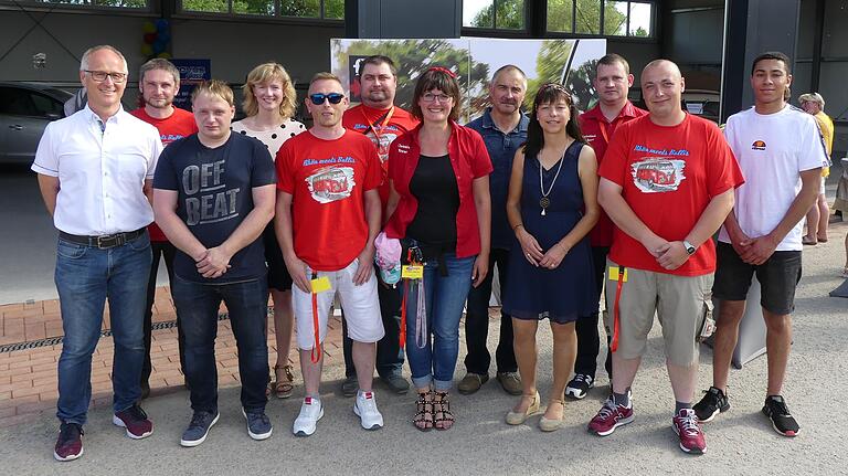 Erfolgreiches Team: Zum Zehnjährigen des Autokaufhauses Rhön bedankte sich Geschäftsführer Armin Weigand (links) mit rührenden Worten bei all seinen Mitarbeitern. Erfolgreiches Team: Zum Zehnjährigen des Autokaufhauses Rhön bedankte sich Geschäftsführer Armin Weigand (links) mit rührenden Worten bei all seinen Mitarbeitern.