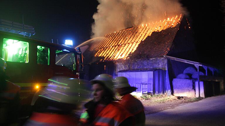 In Kaltensondheim hat in der Silvesternacht eine Scheune gebrannt. Zahlreiche Feuerwehren waren im Einsatz. In Kaltensondheim hat in der Silvesternacht eine Scheune gebrannt. Zahlreiche Feuerwehren waren im Einsatz.