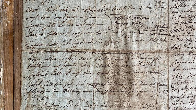 Eine der über 200 Jahre alten Seiten aus der Kommode. Eine der über 200 Jahre alten Seiten aus der Kommode.