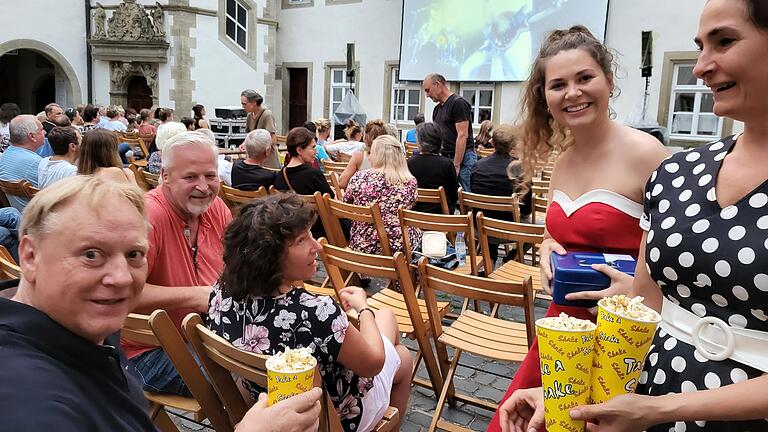 Wie es sich im Kino gehört wurden auch Popcorn und Eis beim Kino-Open-Air verkauft. Alicia Rose (2. von rechts) und Jeanette Miller (rechts) hatten diese Aufgabe übernommen.       -  Wie es sich im Kino gehört wurden auch Popcorn und Eis beim Kino-Open-Air verkauft. Alicia Rose (2. von rechts) und Jeanette Miller (rechts) hatten diese Aufgabe übernommen.