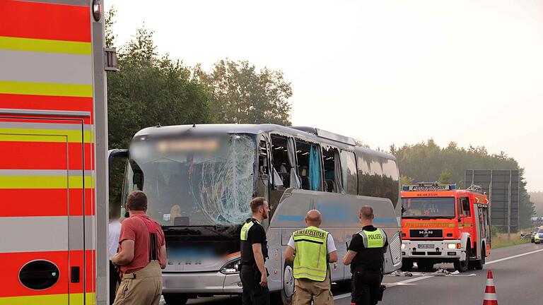 Unfall mit Reisebus auf A24       -  Rettungskräfte neben dem beschädigten Reisebus auf der Autobahn 24. Inzwischen ist die Sperrung aufgehoben.