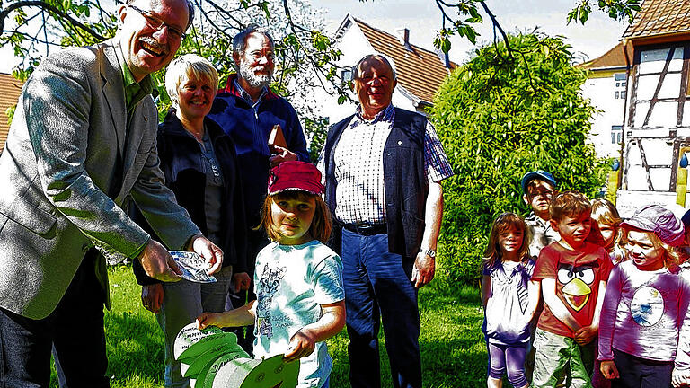 Hoch erfreut: Die kleine Anna nimmt stellvertretend für den Kindergarten die 500 Euro aus den Händen von Ulrich Rümenapp vom Lions-Club Bad Königshofen entgegen. Mit im Bild die Leiterin Beatrix Wölfling (von links), Pfarrer Martin Montag und Josef Köberlein.