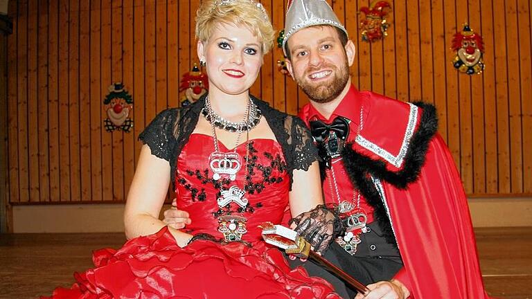 Rote Hoheiten: Selina Tschischka und Philipp Wenkheimer sind das neue Prinzenpaar der Höpper-Elfer. Rote Hoheiten: Selina Tschischka und Philipp Wenkheimer sind das neue Prinzenpaar der Höpper-Elfer.