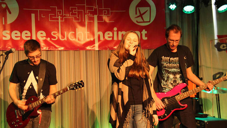 Heizte ordentlich ein: Die Band 'Released Date' unter Jonas Hammerbacher. Fotos: Hans-Jürgen Burdack - Heizte ordentlich ein: Die Band 'Released Date' unter Jonas Hammerbacher. Fotos: Hans-Jürgen Burdack Heizte ordentlich ein: Die Band 'Released Date' unter Jonas Hammerbacher. Fotos: Hans-Jürgen Burdack - Heizte ordentlich ein: Die Band 'Released Date' unter Jonas Hammerbacher. Fotos: Hans-Jürgen Burdack