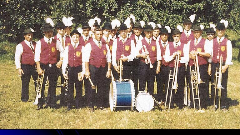 Für beste musikalische Unterhaltung sorgte die Musikkapelle Strahlungen bei kirchlichen und weltlichen Anlässe im Ort. Im Bild die damals 24 Muskanten mit der 1968 angeschafften neuen Uniform.