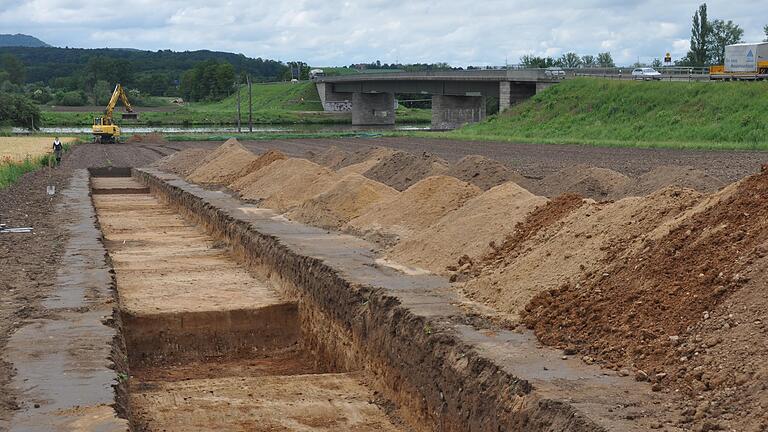 Sondierungsgrabungen sollen zeigen, ob Bodendenkmäler in der Nähe zur Horhäuser Brücke im Boden verborgen sind.