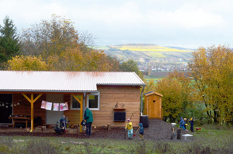 Die Hütte des neuen Waldkindergartens bei Karlburg. Die Hütte des neuen Waldkindergartens bei Karlburg.