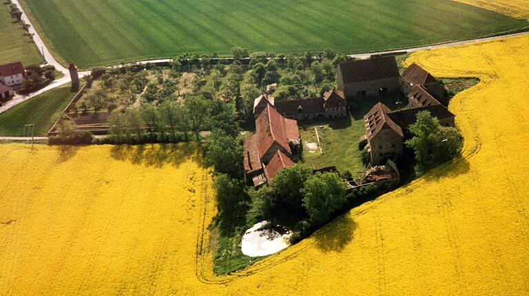 Bei dieser Luftaufnahme vom Gut Öttershausen, datiert vom 19. Mai 1992, sind die Dächer der Gebäude noch relativ intakt.&nbsp;