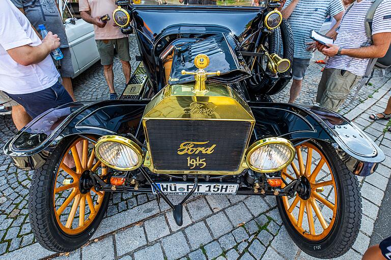 Der im Jahr 1915 gebaute Ford T dürfte der älteste der ausgestellten Oldtimer gewesen sein. Der im Jahr 1915 gebaute Ford T dürfte der älteste der ausgestellten Oldtimer gewesen sein.