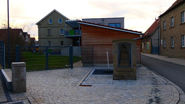 Der neu entstandene Platz in der Nähe des Pfarrheims und des Kindergartens St. Nikolaus heißt ab sofort Bernhard-Strohmenger-Platz. Das beschloss der Gemeinderat in seiner Sitzung.